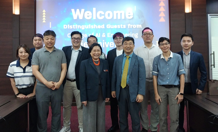 인제대학교 컴퓨터·AI대학이 태국 국립개발행정청을 방문해 기념촬영했다.
