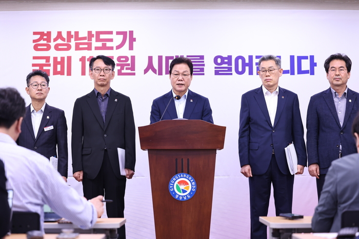 박완수 경남도지사가 2일 도청에서 브리핑을 열고 2026년 정부예산안 경남도 국비 반영액을 발표했다.