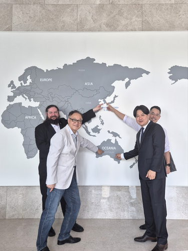 피터 더비셔 호주 과학기술공학아카데미(ATSE) 이사와  한인석 K-바이오랩허브 단장, 김장호 나노바이오시스템 대표, 황샘  호주 산업과학에너지자원부 참사관이 한국 기업-호주 대학교 협력 첨단 바이오 공학 기술 개발 프로젝트 이미지를 연출하고 있다.