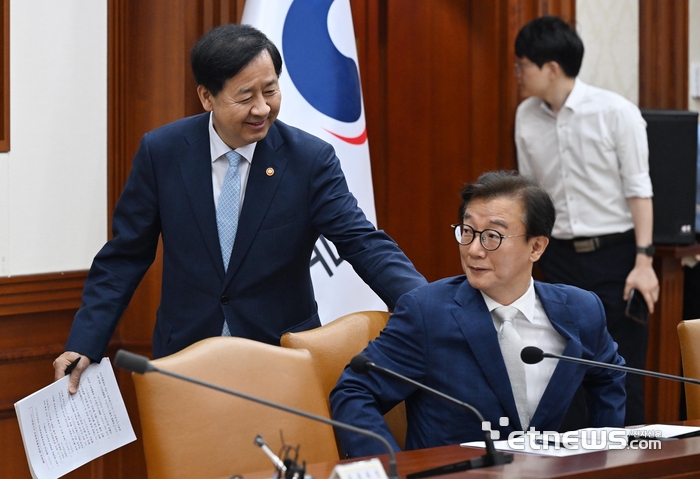 [포토] 인사하는 구윤철-전재수