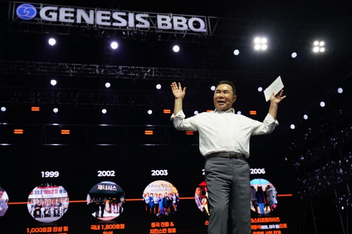 윤홍근 제너시스BBQ 그룹 회장이 인천 중구 인스파이어 엔터테인먼트 리조트에서 열린 창립 30주년 기념행사 '2025 제너시스BBQ 패밀리 페스티벌'에서 인사말을 전하고 있다.