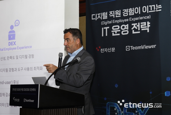 마크 밴필드 팀뷰어 최고매출책임자(CRO)가 2일 서울 삼성동 그랜드 인터컨티넨탈호텔에서 전자신문 주최로 열린 최고정보책임자(CIO)·최고정보보호책임자(CISO) 조찬 세미나에서 '팀뷰어 DEX'를 소개하고 있다.