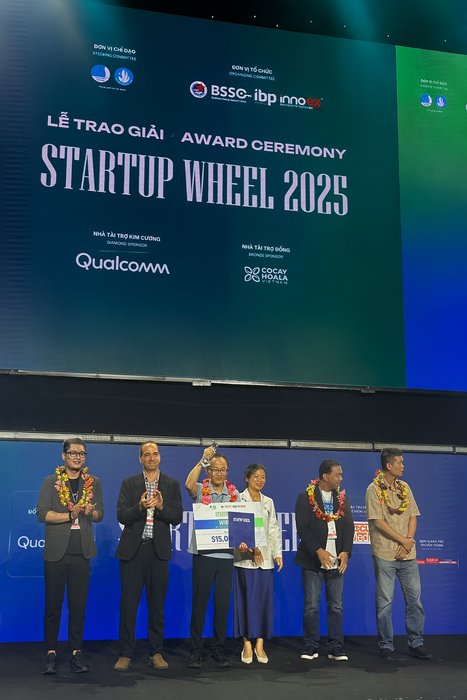 키나바 최강일 대표(왼쪽에서 세 번째)가 Startup Wheel 2025 시상식에서 1등 트로피를 들어보이고 있다.