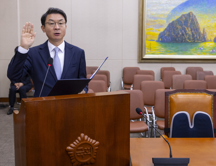 (서울=연합뉴스) 황광모 기자 = 이억원 금융위원장 후보자가 2일 국회 정무위원회에서 열린 인사청문회에 출석해 선서하고 있다. 2025.9.2 hkmpooh@yna.co.kr