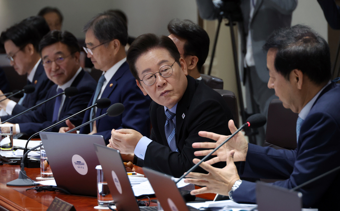 이재명 대통령과 구윤철 경제부총리     (서울=연합뉴스) 한상균 기자 = 이재명 대통령과 구윤철 경제부총리 겸 기획재정부 장관이 2일 용산 대통령실에서 열린 국무회의에서 대화하고 있다. 2025.9.2     xyz@yna.co.kr (끝)