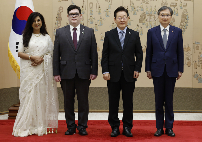 이재명 대통령, 주한 방글라데시 대사와 기념촬영     (서울=연합뉴스) 홍해인 기자 = 이재명 대통령이 2일 서울 용산 대통령실 청사에서 열린 주한대사 신임장 제정식에서 토피크 이슬람 샤틸 주한 방글라데시 대사(왼쪽 두 번째)로부터 신임장을 전달받은 뒤 기념촬영하고 있다. 2025.9.2 [대통령실통신사진기자단]     hihong@yna.co.kr (끝)