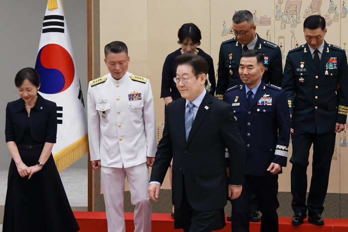 환담장 향하는 이재명 대통령     (서울=연합뉴스) 홍해인 기자 = 이재명 대통령이 2일 서울 용산 대통령실 청사에서 열린 대장 진급·보직 신고 및 삼정검 수치 수여식에서 기념촬영을 마친 뒤 합동참모의장 후보자인 진영승 공군 전략사령관 등과 환담장으로 향하고 있다. 2025.9.2     hihong@yna.co.kr (끝)