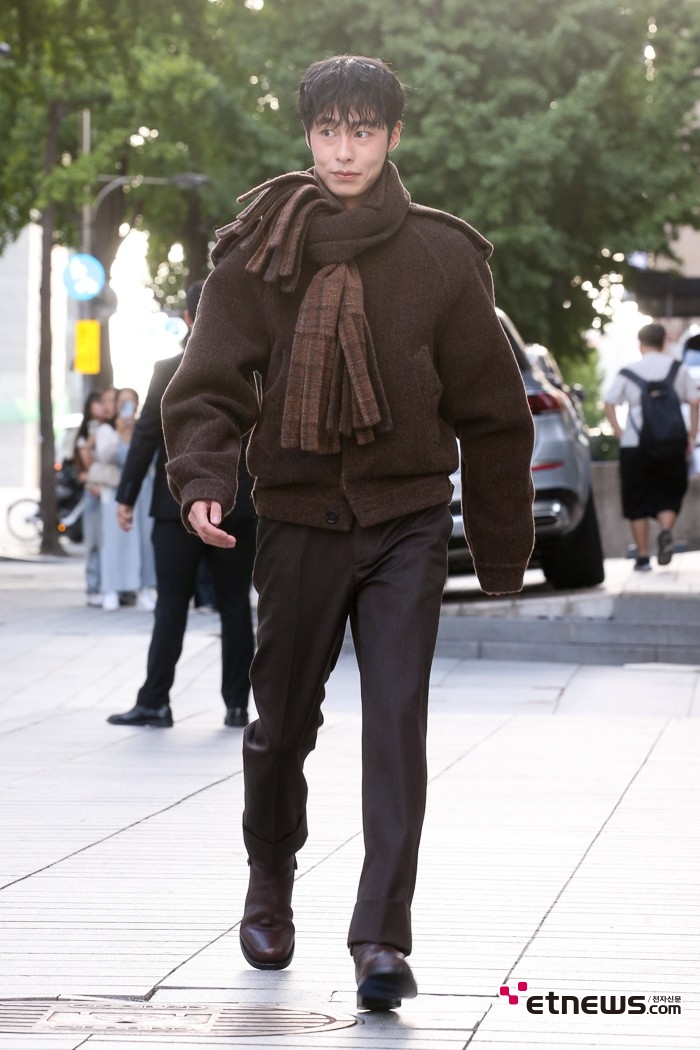 [ET포토] 이재욱, '이 날씨에 머플러라니'