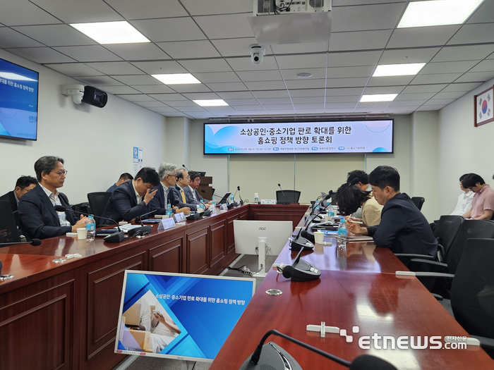 3일 국회의원회관에서 열린 '홈쇼핑 정책 세미나'에서 전문가들이 토론을 진행하고 있다. 〈사진=민경하 기자〉