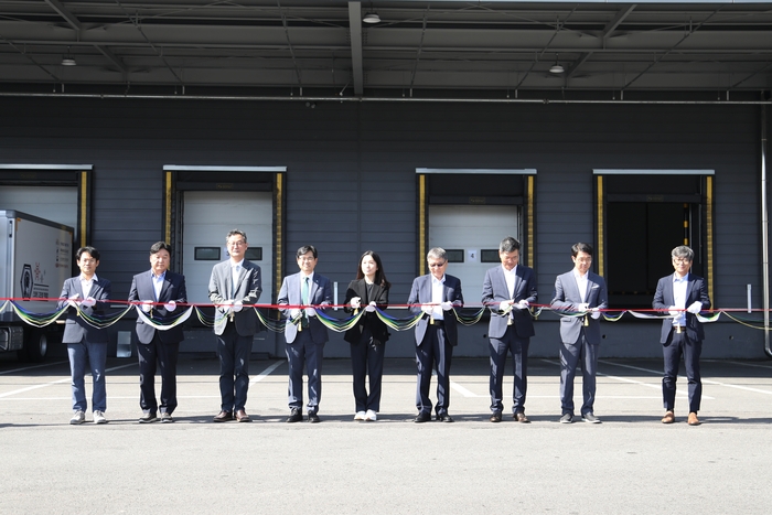 KCL 천영길 원장(왼쪽 네 번째)과 LG전자 박완규 상무(왼쪽 두 번째), 한국에너지기술평가원 이재설 본부장(왼쪽 세 번째)이 3일 개최된 'C-TES 실증 시연식'에서 기념 테이프 커팅을 진행하고 있다. KCL