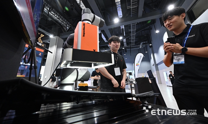 산업통상자원부가 주최하고 한국산업지능화협회 등이 주관하는 산업AI 엑스포가 3일 서울 강서구 코엑스마곡에서 열렸다. 참관객이 인터엑스의 비전 기반 품질 검사 AI 키트 솔루션을 살펴보고 있다.  이동근기자 foto@etnews.com