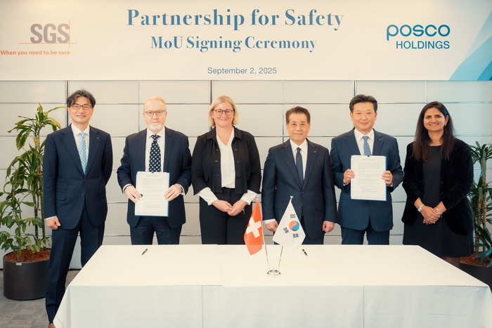 포스코그룹이 2일(현지 시간) 스위스 제네바에서 SGS와 포스코그룹 안전 관리 체계 혁신을 위한 MOU를 맺었다. 사진 왼쪽 두번째 부터 SGS 말콤 리드 유럽 총괄, 마르타 블라치코바 CFO, 포스코그룹 장인화 회장. 포스코홀딩스