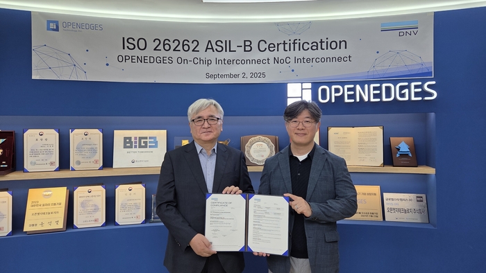 이성현 오픈엣지테크놀로지 대표(오른쪽)가 인증서 수여식에서 기념 촬영을 하고 있다. (사진=오픈엣지테크놀로지)