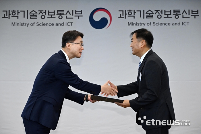 신SW상품대상 6·8월상 시상식이 3일 서울 종로구 정부서울청사에서 열렸다. 류제명 과학기술정보통신부 제2차관이 지창건 MDS인텔리전스 대표(6월 일반SW 부문)에게 상장을 전달하고 있다.  이동근기자 foto@etnews.com