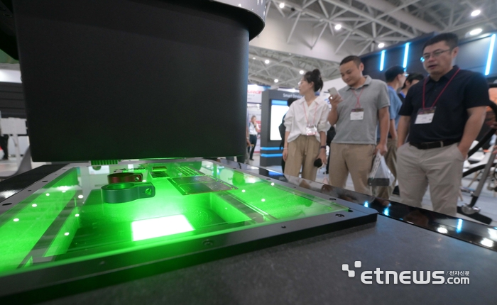 한국PCB&반도체패키징산업협회와 인천광역시가 주최한 '제22회 국제 첨단 반도체 기판 및 패키징 산업전'이 3일 인천광역시 연수구 송도컨벤시아에서 열렸다. 티지텍코리아 부스에서 관람객이 반도체 기판 비접촉 3차원 측정기를 살펴보고 있다. 김민수기자 mskim@etnews.com