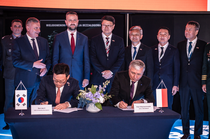 폴란드 키엘체 국제 방위산업 전시회(MSPO 2025)에서 열린 천무 유도탄 생산을 위한 현지 합작법인 계약식에서 손재일 한화에어로스페이스 대표(앞줄 왼쪽), 피오트르 보이첵 WB그룹 회장(앞줄 오른쪽)이 계약서에 서명하고 있다. 한화에어로스페이스