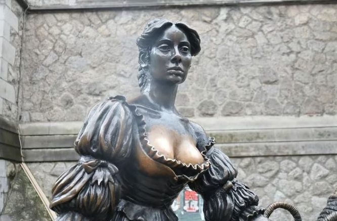 몰리 말론 동상. 사진=엑스 캡쳐