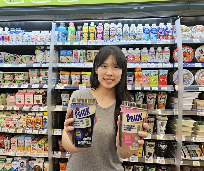 모델이 '피빅' 컵커피를 소개하고 있다.