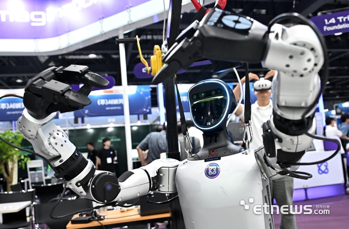 산업통상자원부가 주최하고 한국산업지능화협회 등이 주관하는 산업AI 엑스포가 3일 서울 강서구 코엑스마곡에서 열렸다. 클레비 관계자가 인간의 동작을 따라하는 등 피지컬AI를 장착한 휴머노이드 로봇을 시연하고 있다.
이동근기자 foto@etnews.com