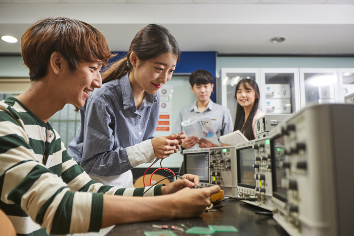 광운대학교 학생들이 특성화 교육을 하고 있다.(사진=광운대)