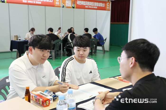 '2025년 국립금오공과대학교 취업한마당'에서 학생들이 취업상담을 하고 있다.