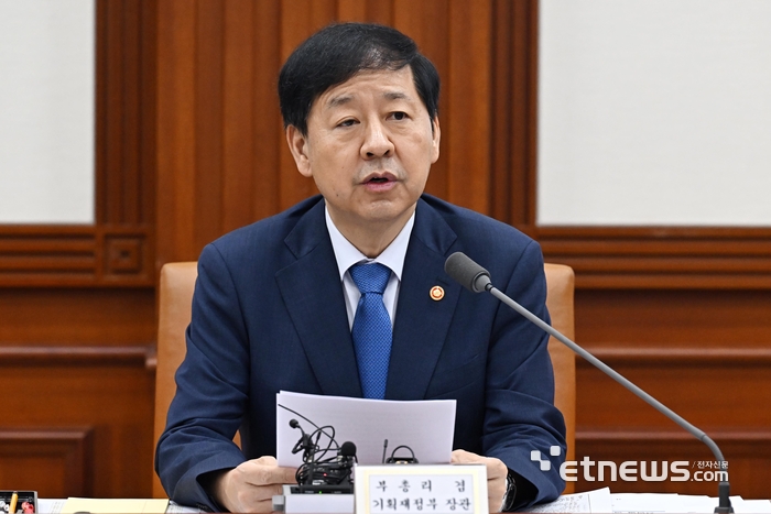구윤철 부총리 겸 기획재정부 장관이 3일 서울 종로구 정부서울청사에서 열린 경제관계장관회의 겸 산업경쟁력강화 관계장관회의에서 모두발언하고 있다. 이동근기자 foto@etnews.com