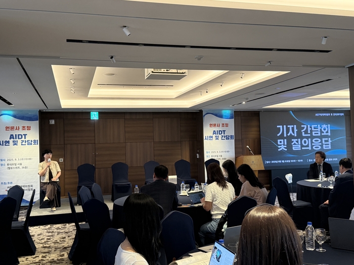 [에듀플러스]혼란 속 AIDT 시연회, 교육부 대신 발행사가 직접 나섰다 - 뉴스 썸네일 이미지