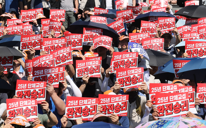 작년 9월 3일 울산시 북구 현대자동차 울산공장 본관 앞에서 열린 현대차 노조의 총파업 결의대회에서 조합원들이 구호를 외치고 있다. 이날 노조는 올해 임금 및 단체협약 교섭 난항으로 부분 파업에 들어갔다. 연합뉴스.