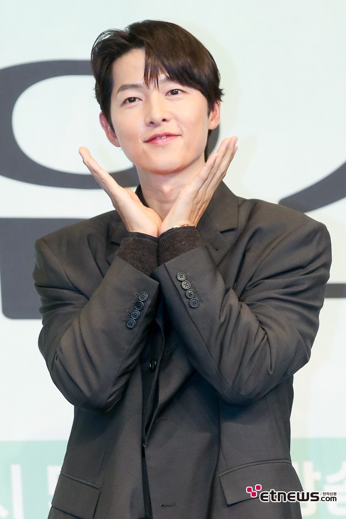 [ET포토] 송중기, '어느 순간부터 포즈 장인'