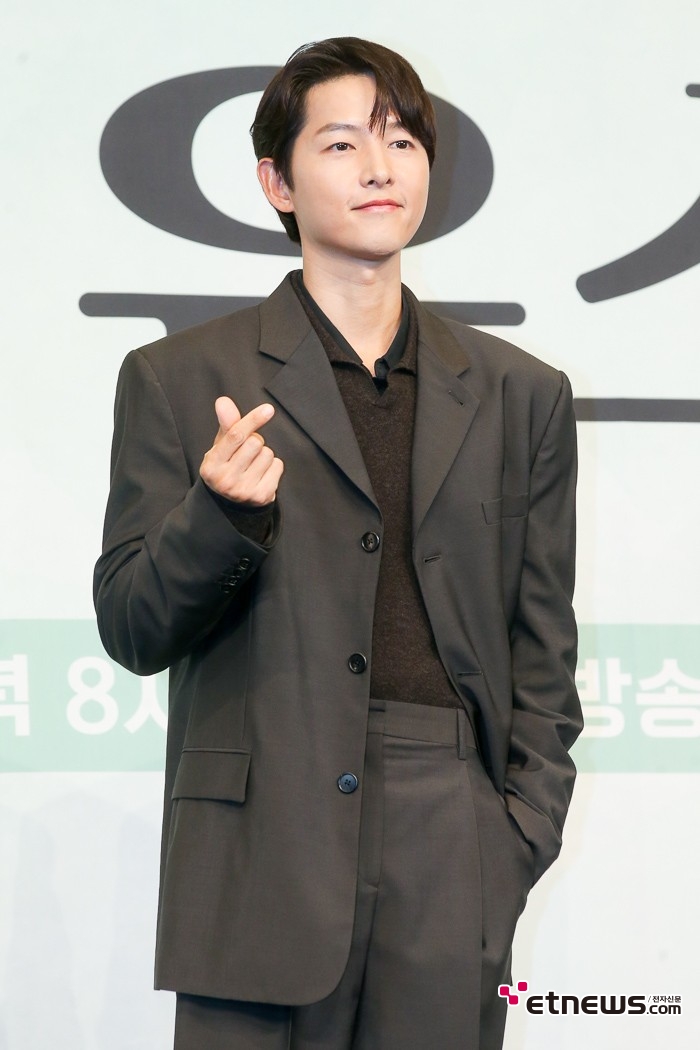 [ET포토] 송중기, '우아한 하트~'