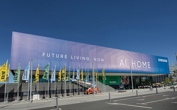 삼성전자가 5일(현지시간) 독일 베를린 '메세 베를린(Messe Berlin)'에서 개막하는 유럽 최대 가전전시회 'IFA 2025'에 앞서 전시관이 마련된 '시티큐브 베를린(City Cube Berlin)' 건물 외관에 '삼성 AI 홈'을 강조하는 옥외 광고를 진행했다.