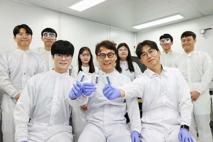 기술 개발 연구진. 앞줄 왼쪽부터 생명화학공학과의 권혁진 박사과정, 김희탁 교수, 기계공학과 김성수 교수.