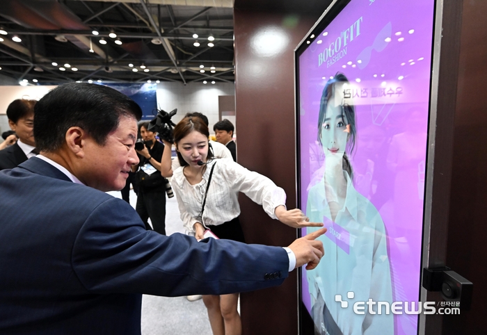 중소벤처기업부와 중소벤처기업진흥공단, 한국중소벤처기업유통원이 공동 주최하는 2025 대한민국 글로벌 소싱위크가 4일 경기 고양시 킨텍스에서 열렸다. 강석진 중진공 이사장이 AI가상피팅 '보고핏' 키오스크를 살펴보고 있다.  이동근기자 foto@etnews.com