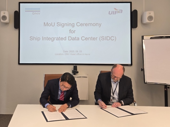 박현철 울산정보산업진흥원 본부장(오른쪽)과 비욘-요한 바르달 DNV 해양프로그램 총괄이 협약서에 서명하고 있다.