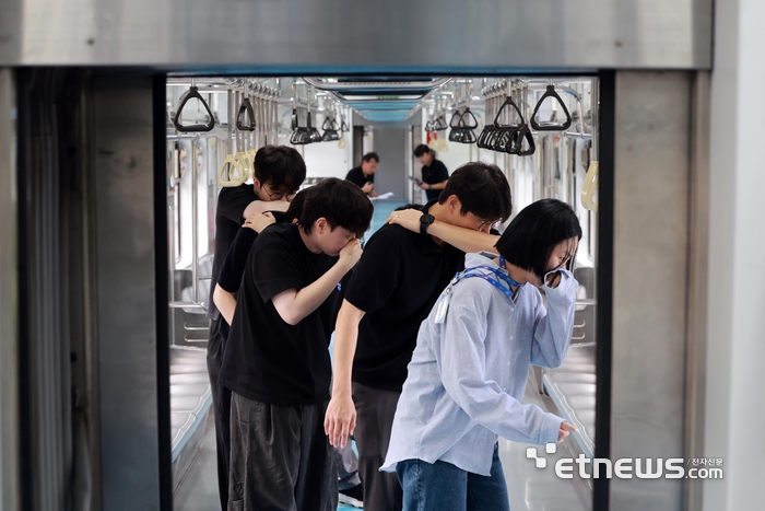 [포토] 전동차 화재 시연, 대피하는 승객들