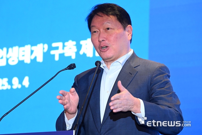 대한상공회의소와 한국경제인연합회, 한국중견기업연합회가 주최한 기업성장포럼 출범식이 '기업성장이 경제성장'을 주제로 4일 서울 중구 롯데호텔에서 열렸다. 최태원 대한상공회의소 회장이 '성장지향형 기업생태계 구축 제언'을 주제로 기조강연을 하고 있다. 김민수기자 mskim@etnews.com