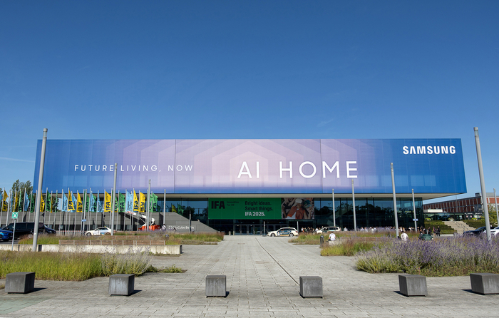 삼성전자가 5일(현지시간) 독일 베를린 '메세 베를린(Messe Berlin)'에서 개막하는 유럽 최대 가전전시회 'IFA 2025'에 앞서 전시관이 마련된 '시티큐브 베를린(City Cube Berlin)' 건물 외관에 '삼성 AI 홈'을 강조하는 옥외 광고를 진행했다.
