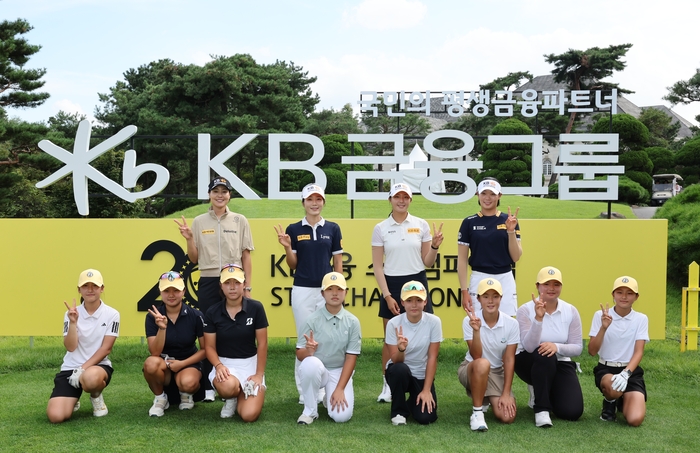 3일 '블랙스톤 이천 골프클럽'에서 유소년 골프 유망주들과 (뒷줄 왼쪽부터) 전인지, 안송이, 박예지, 방신실 선수가 기념 촬영을 하고 있다.