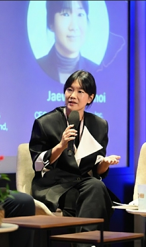 최재화 번개장터 대표가 지난 1일(현지시간) 스위스 제네바에서 열린 '제7회 럭셔리 이노베이션 써밋(LIS)' 에 한국 대표 패널로 참여해 토론하고 있다. 〈자료 번개장터〉