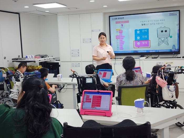 디지털새싹 프로그램 강사가 특수학교에서 학생을 교육하고 있다. (사진=블루커뮤니케이션)