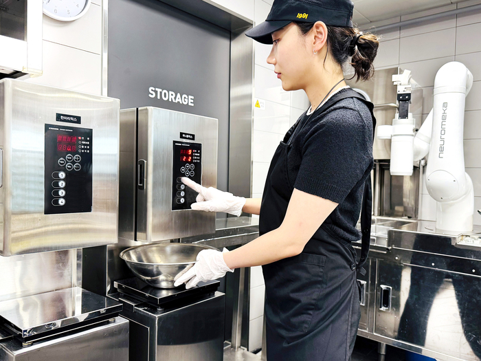 교촌에프앤비 교육 R&D센터 '정구관'에 도입된 반죽 로봇 '배터믹스 디스펜서'