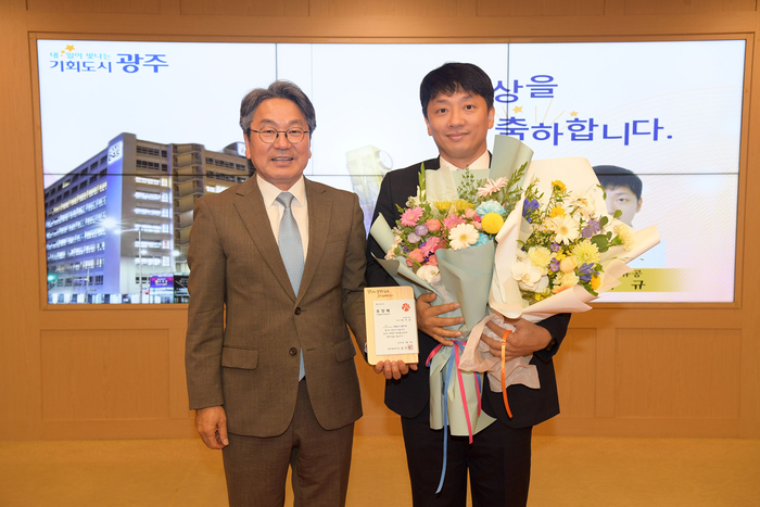 최이규 쿠팡 물류정책팀 상무(오른쪽)와 강기정 광주광역시장이 3일 오전 광주광역시청에서 열린 유공자 표창 수여식에서 기념 촬영을 하고 있다.