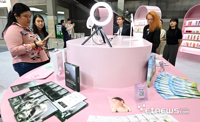 중소벤처기업부와 중소벤처기업진흥공단, 한국중소벤처기업유통원이 공동 주최하는 2025 대한민국 글로벌 소싱위크가 4일 경기 고양시 킨텍스에서 열렸다. 해외바이어들이 국내 뷰티 제품을 살펴보고 있다.  이동근기자 foto@etnews.com