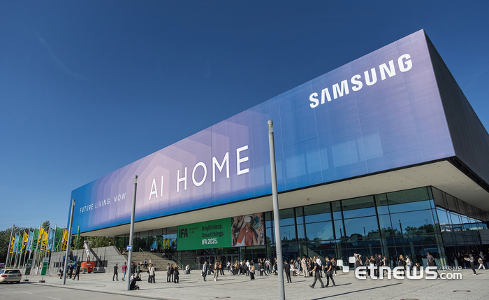 삼성전자가 5일(현지시간) 독일 베를린 '메세 베를린(Messe Berlin)'에서 개막하는 유럽 최대 가전전시회 'IFA 2025'에 앞서 전시관이 마련된 '시티큐브 베를린(City Cube Berlin)' 건물 외관에 '삼성 AI 홈'을 강조하는 옥외 광고를 진행했다.