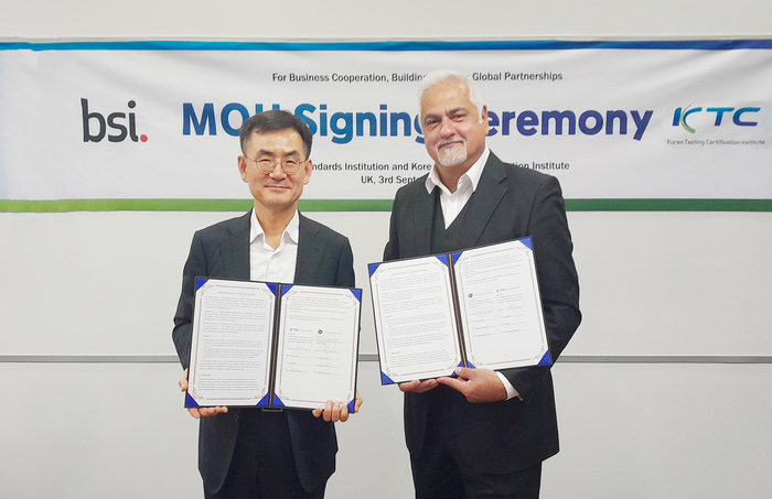 KTC 안성일 원장(왼쪽)과 BSI 닥터 헤이다르 자파르 부사장이 영국 런던에 소재한 BSI 회의실에서 협약서 서명 후 기념 촬영을 했다. KTC