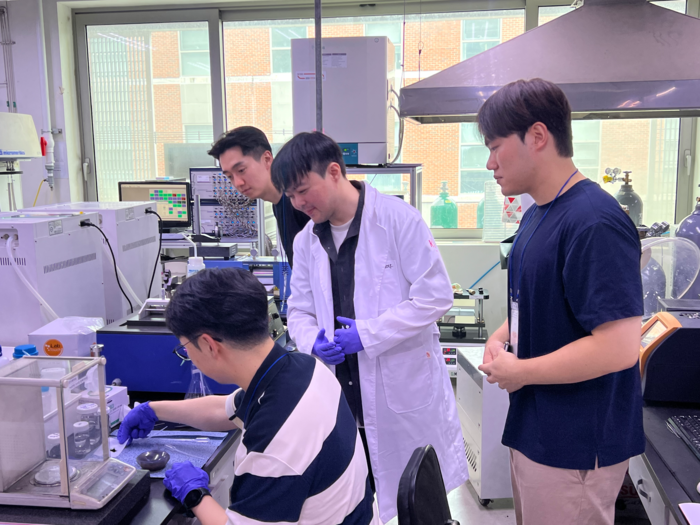 한국탄소나노산업협회가 주관한 '첨단 소재 기반의 설계·공정·평가 및 제품화 전문인력 양성 과정'에서 실습 교육이 진행되는 모습. (한국탄소나노산업협회 제공)