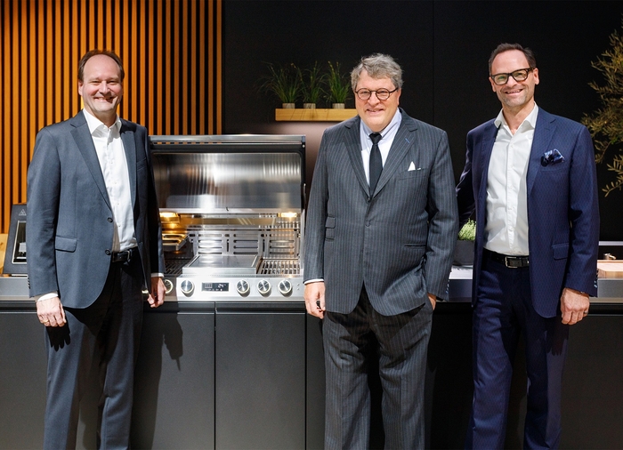 마르쿠스 밀레 공동 회장, 라인하르트 진칸 공동 회장, 악셀 크닐 마케팅 및 세일즈 총괄 이사와 IFA 2025에서 공개한 밀레 아웃도어 키친 드림즈.(사진 왼쪽부터)