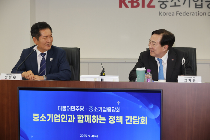 더불어민주당 정청래 대표와 김기문 중소기업중앙회장이 4일 서울 여의도 중소기업중앙회에서 열린 민주당-중소기업인 정책간담회에서 웃으며 대화를 나누고 있다. 연합뉴스 (끝)