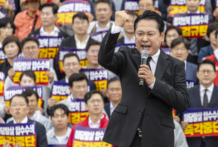 국민의힘 장동혁 대표가 4일 국회 본청 계단에서 열린 야당말살 정치탄압 특검수사 규탄대회에서 강력한 대 여당, 대 정부 투쟁을 선언하는 규탄 연설을 하고 있다. 연합뉴스