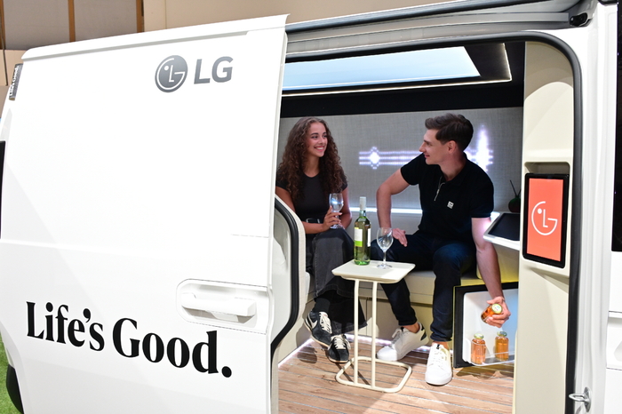 LG전자가  'IFA 2025'에서 일상으로 다가온 'LG AI홈' 솔루션을 공개한다. LG전자 직원이 AI홈 모빌리티 공간 솔루션 '슈필라움'을 소개하고 있다.